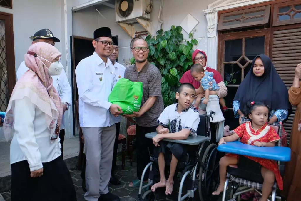 Dinsos Depok Gandeng Baznas Berikan Bantuan Sembako untuk Lansia dan Disabilitas