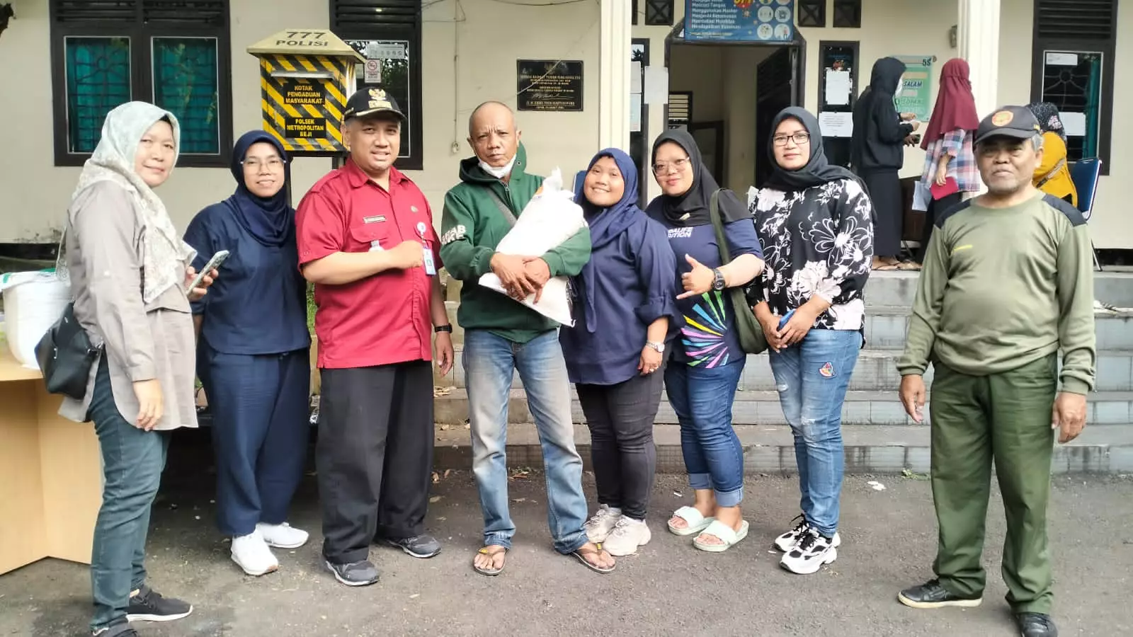 662 KPM Kelurahan Pondok Cina Terima Bansos Beras 10 Kg