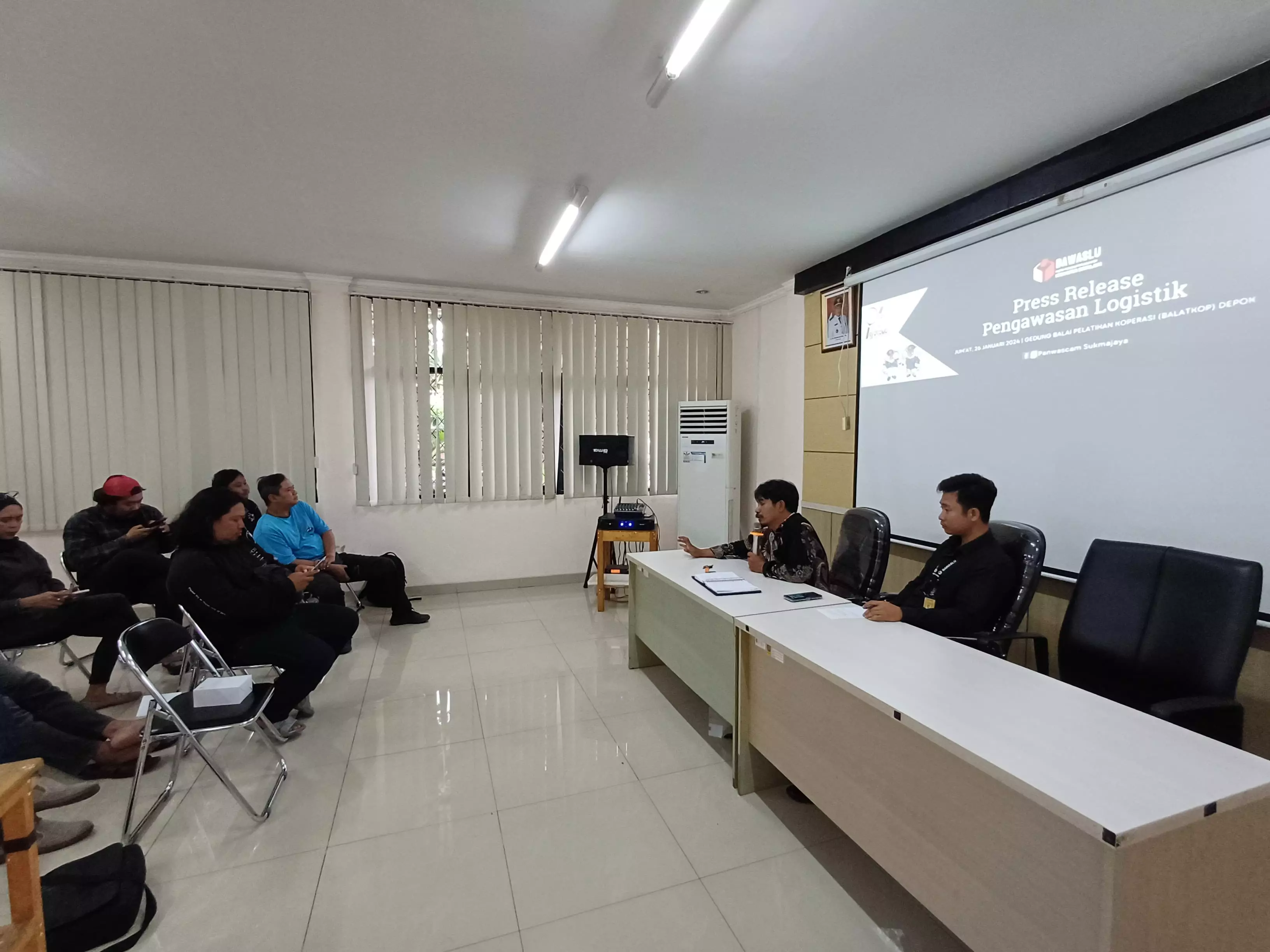 Distribusi Logistik Pemilu Masih Berlangsung, Panwascam Sukmajaya Pastikan Pengawasan hingga Tingkat TPS