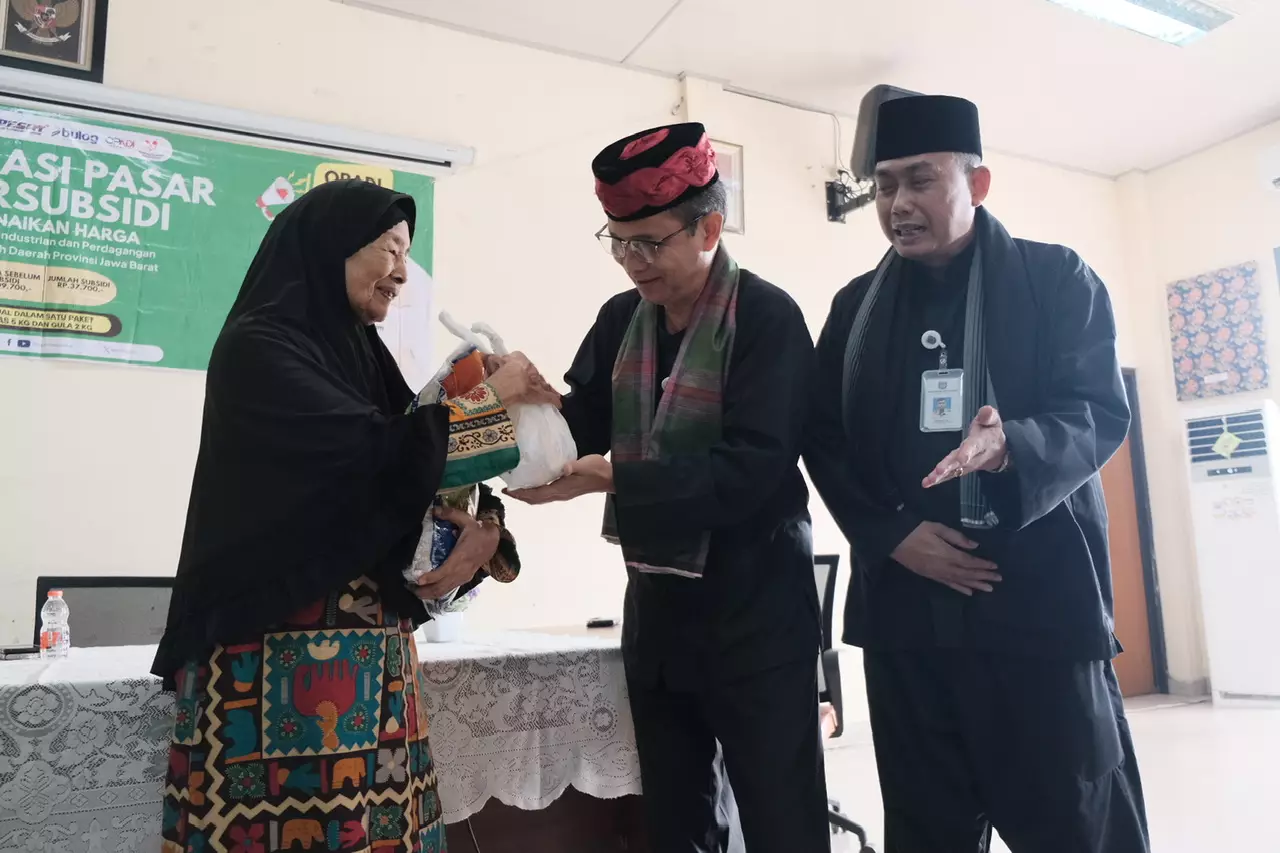 Disperindag Jabar Bersama Bulog Gelar Operasi Pasar Bersubsidi di Sukmajaya
