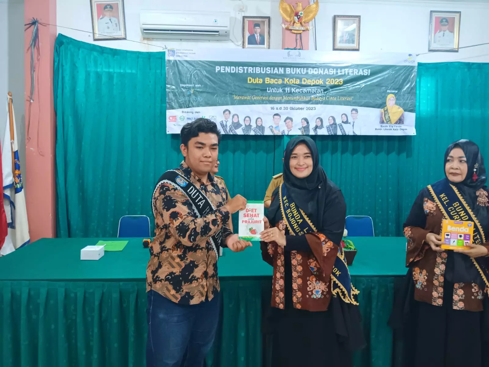 Kecamatan Bojongsari Terima Ratusan Buku dari Duta Baca Depok