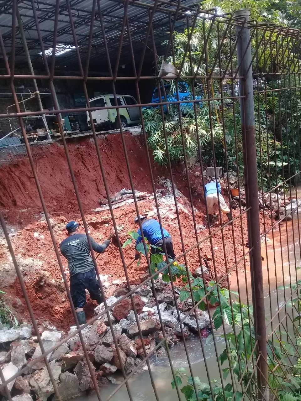 10 Personel Satgas DPUPR Depok Tangani Longsor Turap Anak Kali Angke