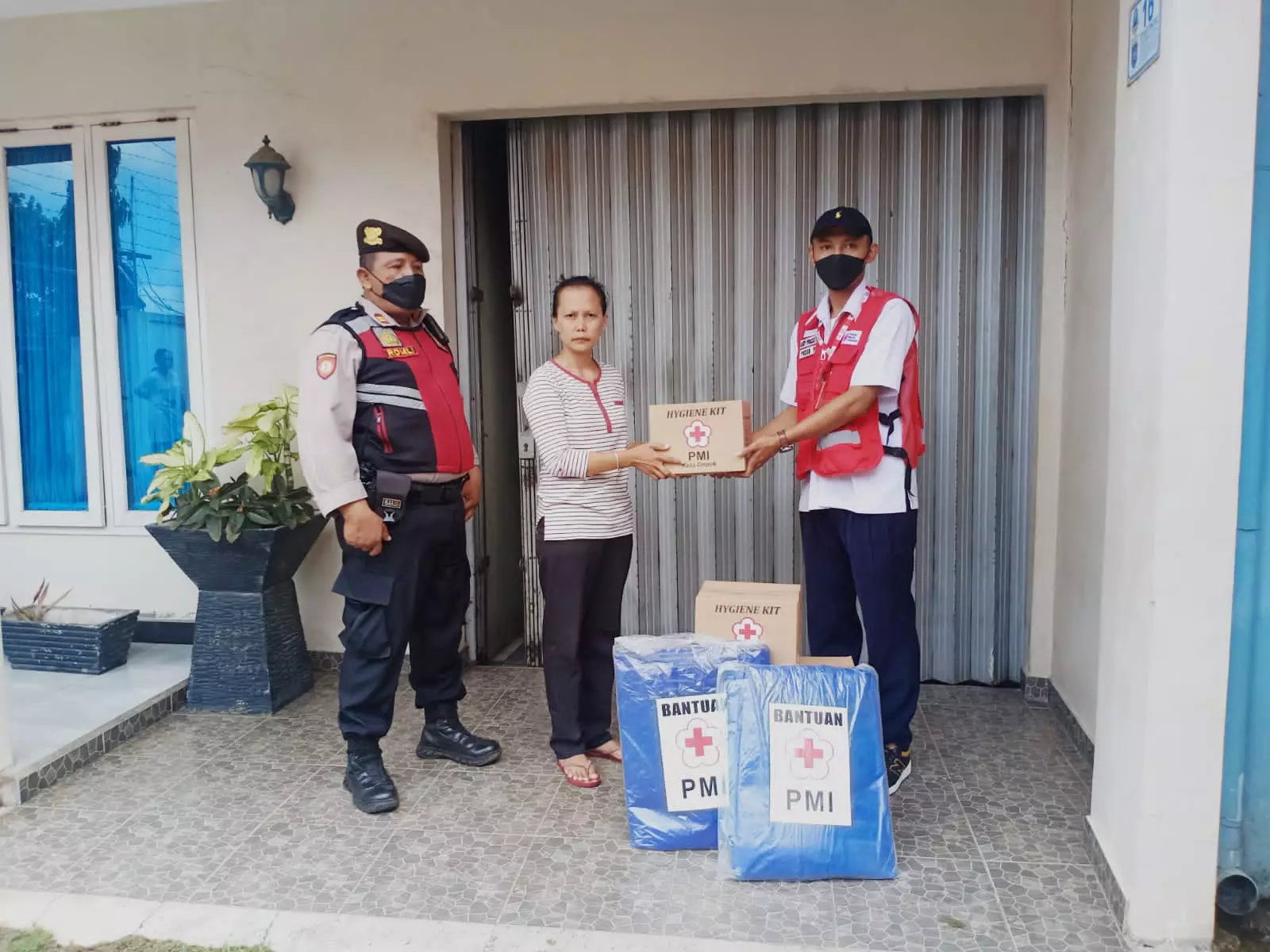 PMI Depok Beri Bantuan Hygiene Kit dan Terpal untuk Korban Kebakaran Gudang JNE