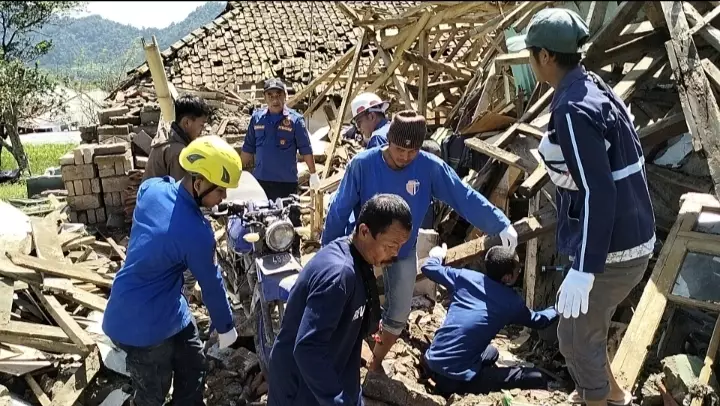 Tim Depok Peduli Gempa Cianjur Berhasil Evakuasi Tiga Motor Warga yang Tertimbun Bangunan