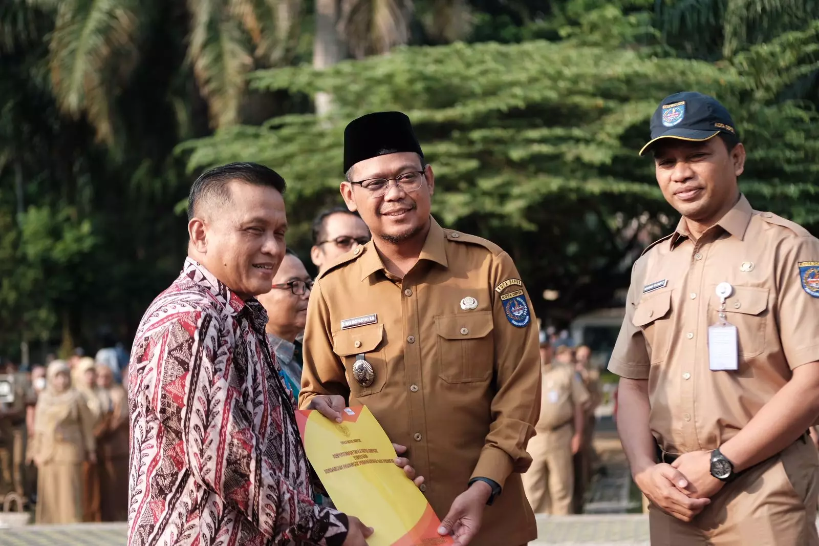 Masuki Purnabakti, Wakil Wali Kota Depok Serahkan SK Pensiun ke Tiga ASN