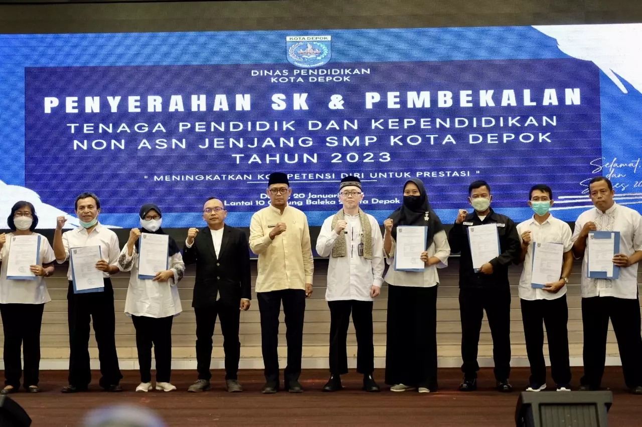 Wakil Wali Kota Serahkan SK Tenaga Pendidik dan Kependidikan Non ASN Jenjang SMP