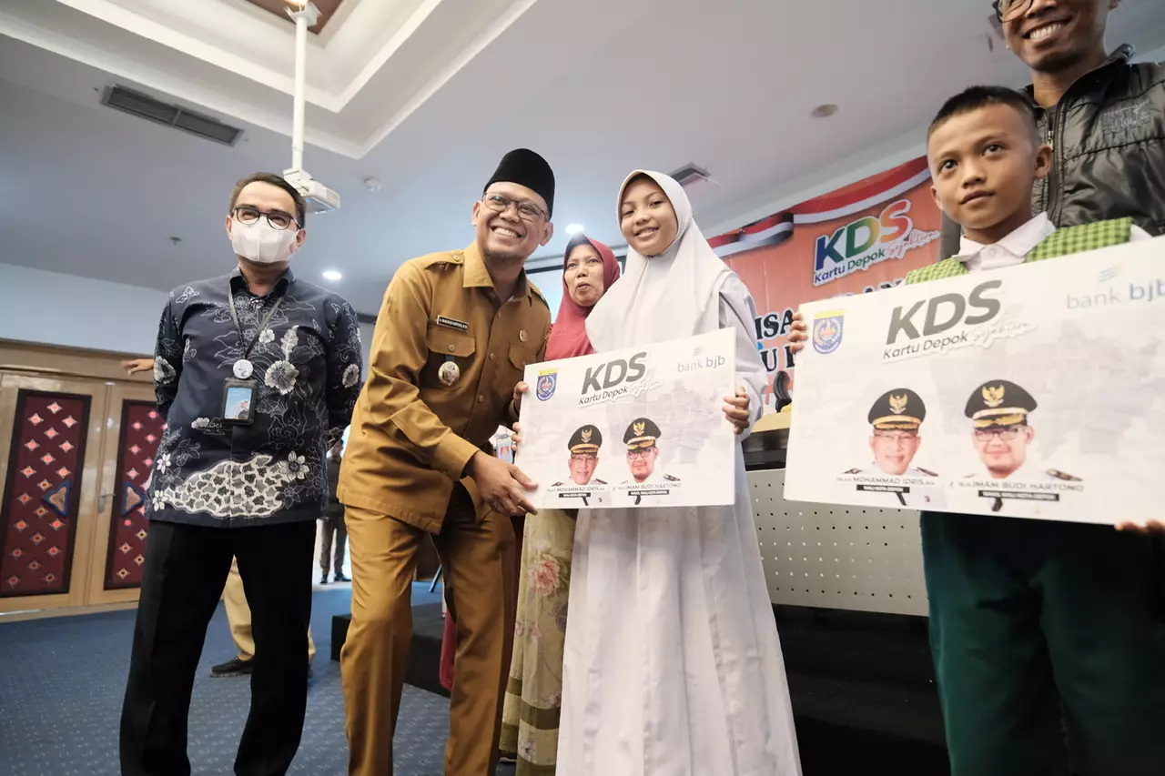 Pemkot Depok Serahkan Beasiswa KDS Ke 5.357 Pelajar SD Swasta dan MI