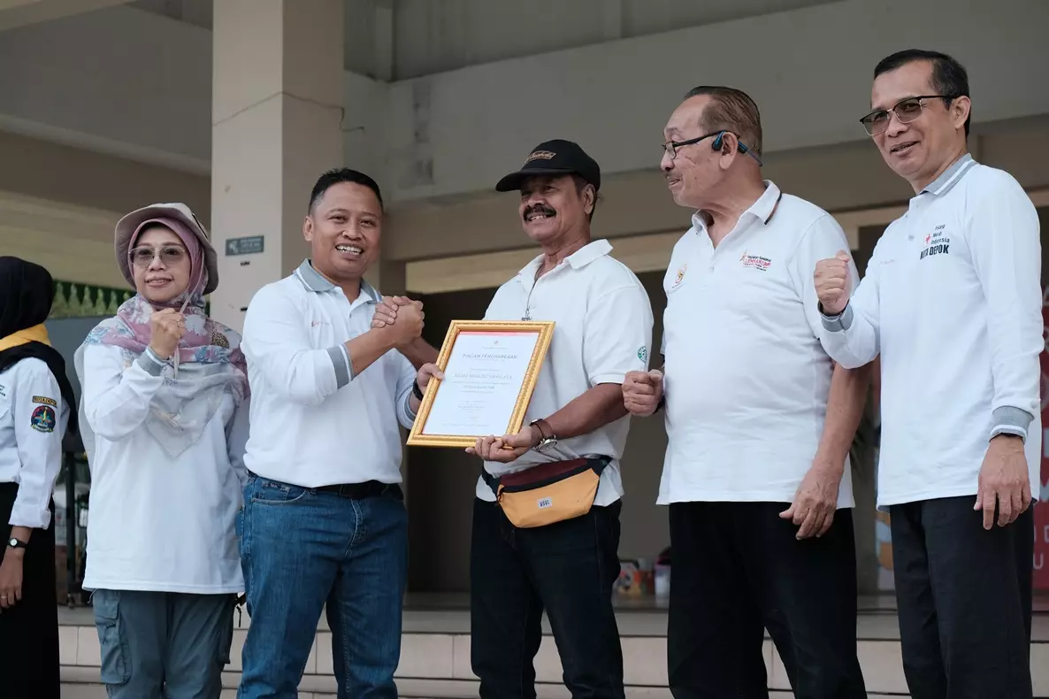 Sekda Serahkan Piagam Penghargaan Donor Darah ke Warga Depok