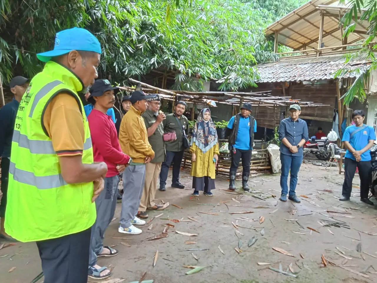 DLHK dan Warga Ratujaya Bersihkan Bantaran Sungai Ciliwung