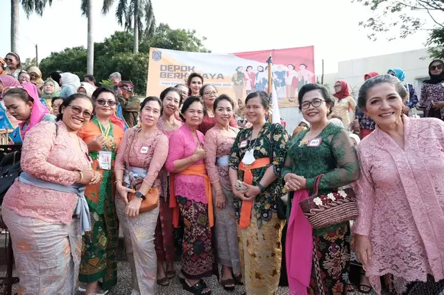 Tampak Anggun, Komunitas Agama hingga Lansia Hadir Ramaikan Depok Berkebaya