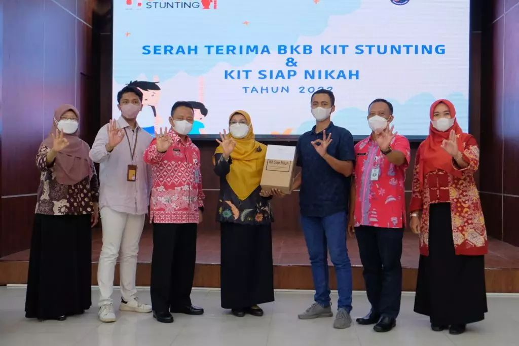 Sekda Depok Hadiri Serah Terima BKB Kit Stunting dan Kit Siap Nikah