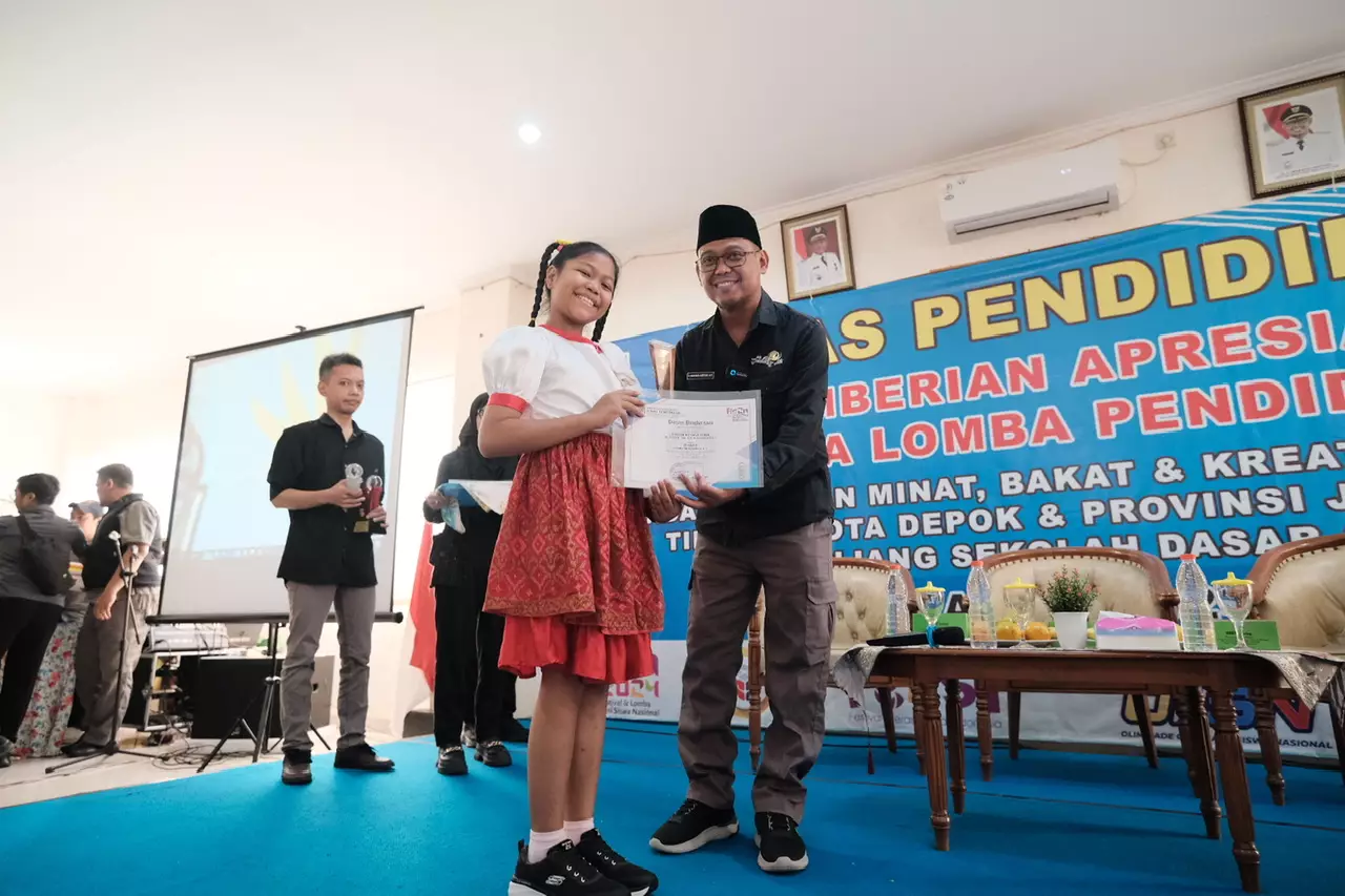 Wakil Wali Kota Depok Serahkan Penghargaan Kepada Para Juara Lomba Pendidikan Tingkat SD