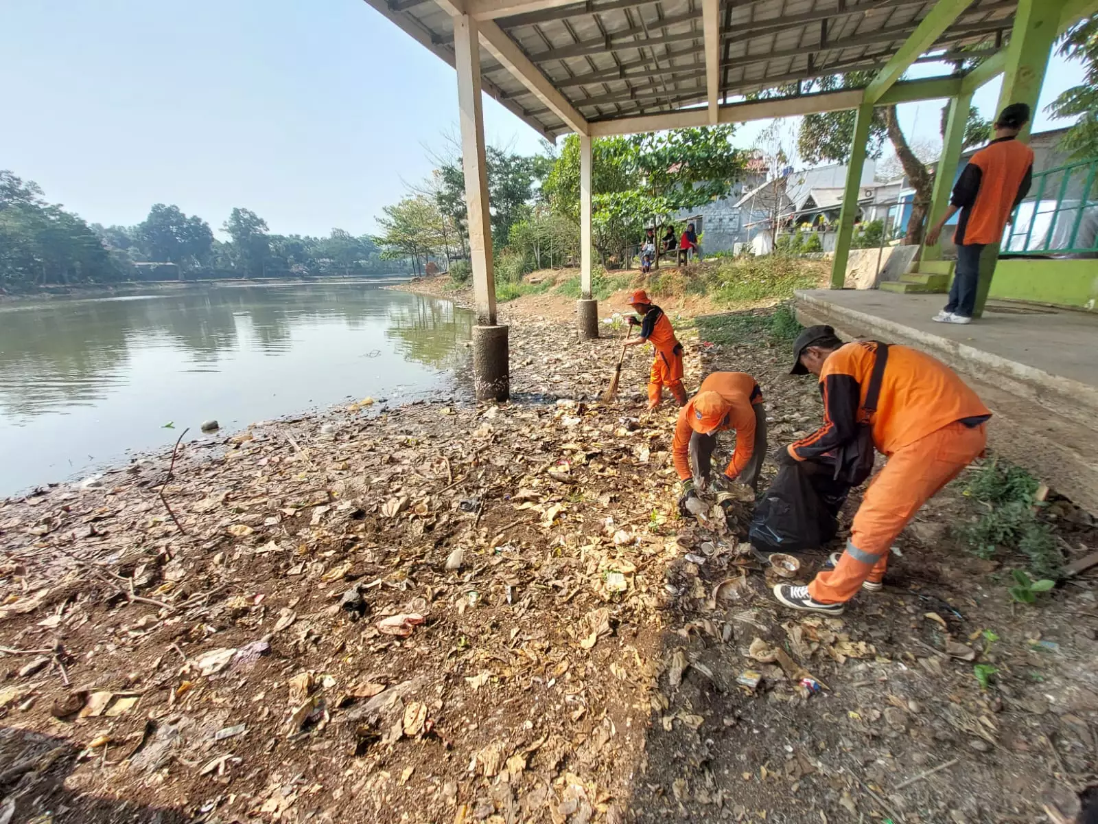 DLHK Depok Angkut 300 Kilogram Sampah dari Situ Cilangkap