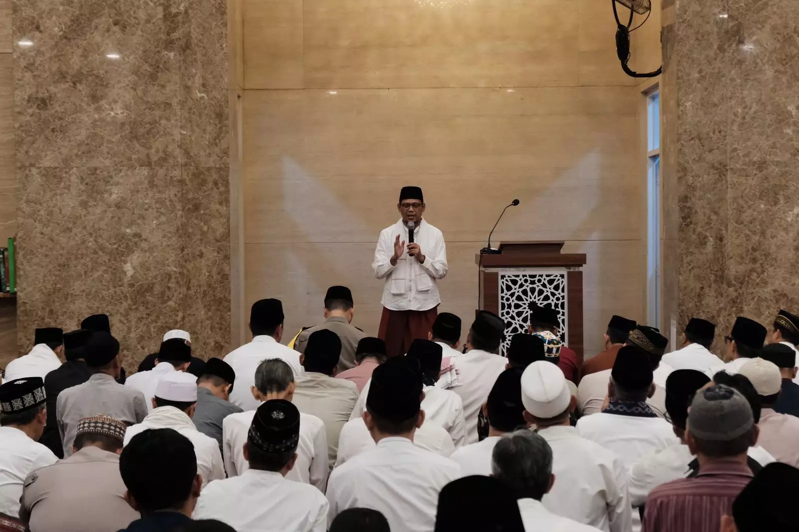 Tarling Pertama, Bang Imam Sampaikan Tiga Program Pemkot Depok di Masjid Baituramrahman Jatijajar