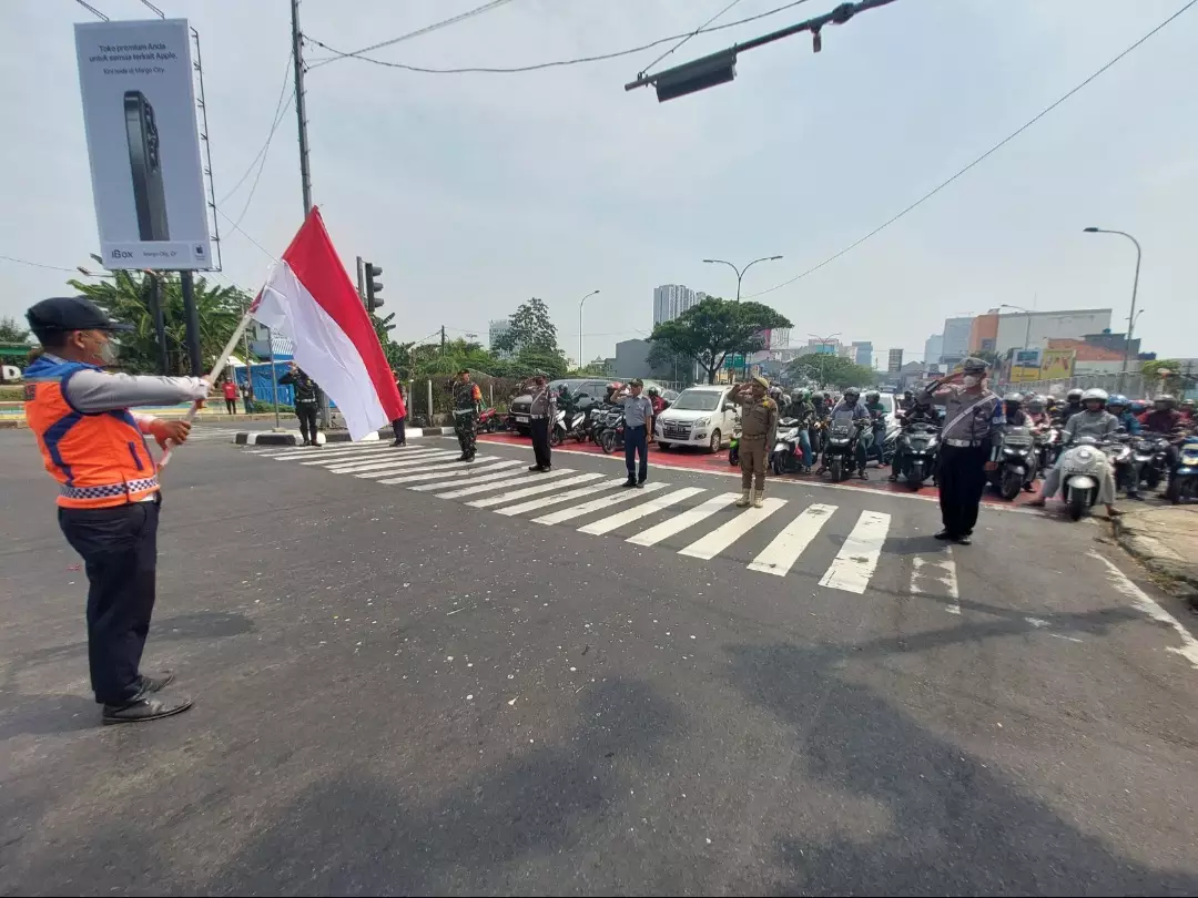 Semua Pengendara Berhenti Hormat Bendera, Momen Detik-detik Proklamasi di Sejumlah Jalan Kota Depok