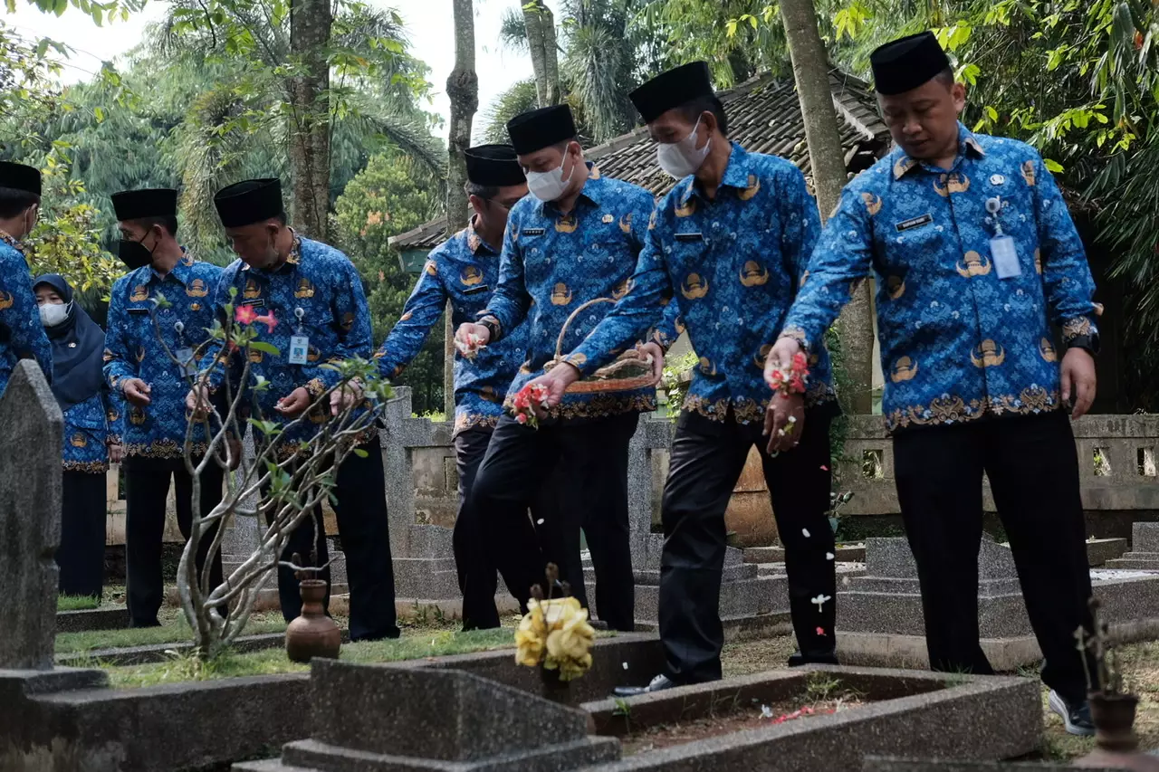 KORPRI Depok Ziarah ke TMP Kalimulya