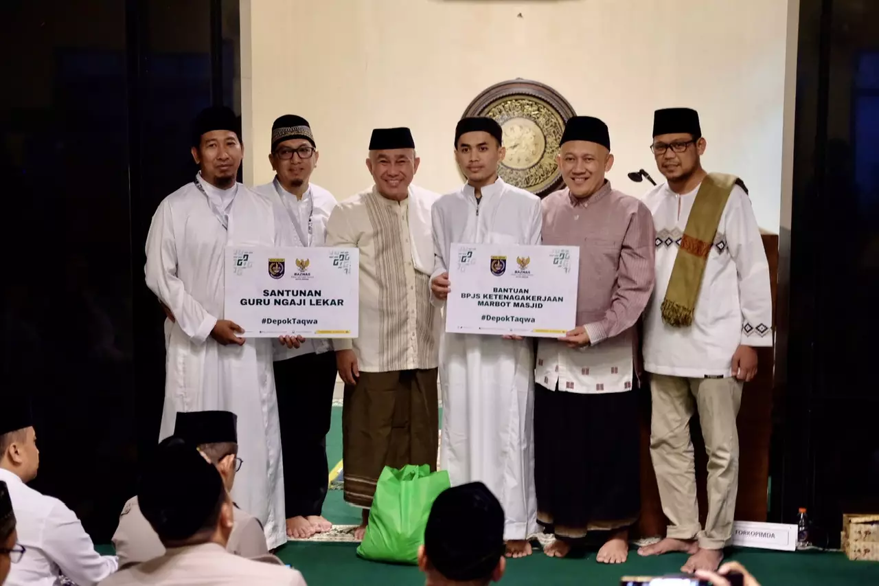 Pemkot Depok Bersama Baznas dan BJB Berikan Bantuan ke Masjid Al Ikhlas Kalimulya