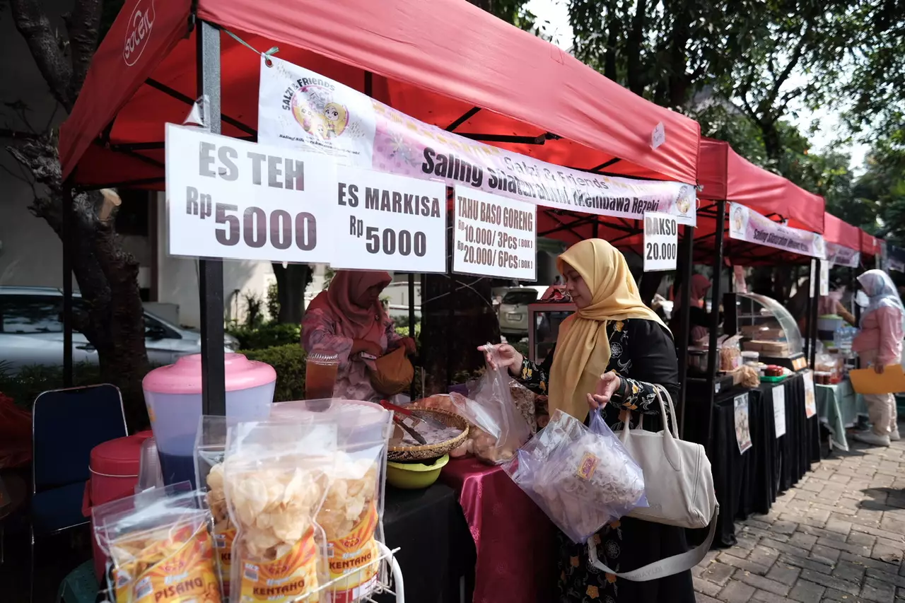 Komunitas UMKM Salzi & Friends Jajakan Produknya di Halaman Dekranasda Depok