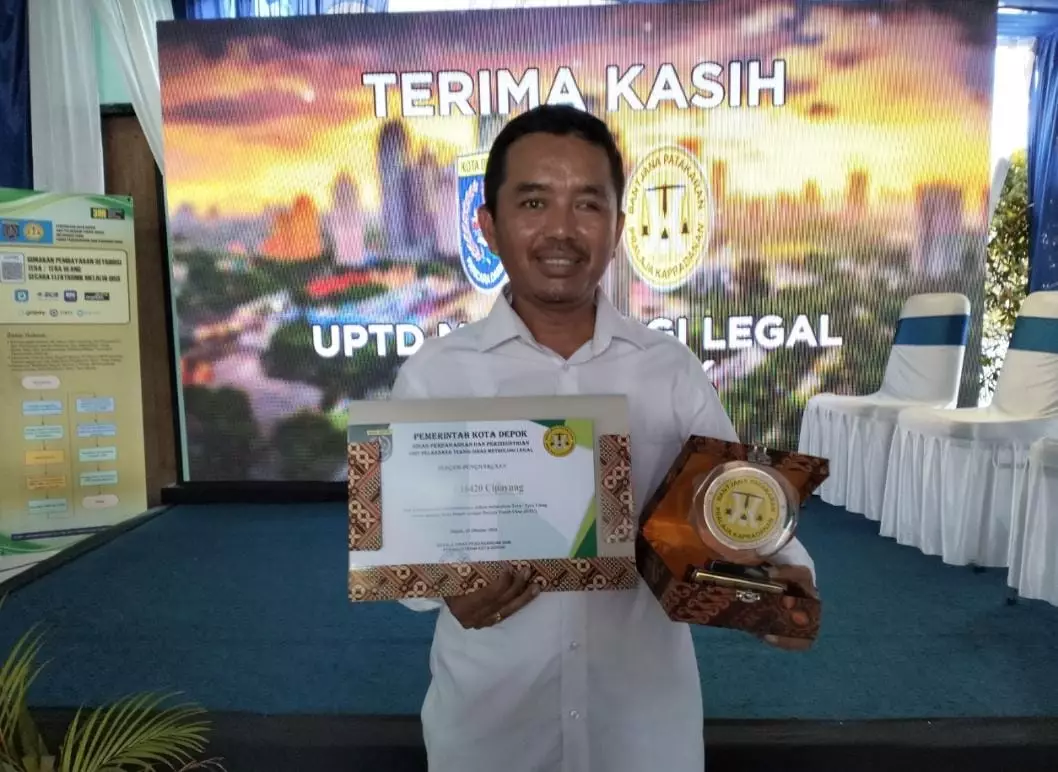 Lindungi Konsumen, SPBU Cipayung dan Pedagang Pasar Depok Jaya Terima Piagam Penghargaan Tertib Ukur