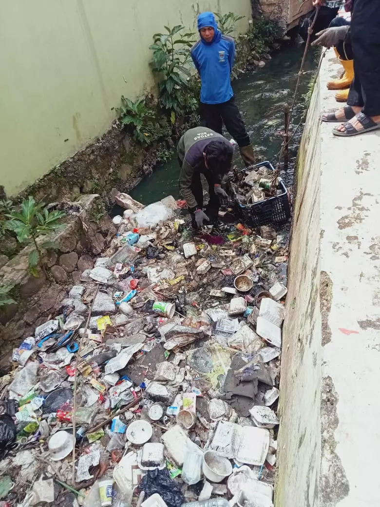 DPUPR Terjunkan Satgas Angkut Sampah di Saluran Perumahan Depok Mulya