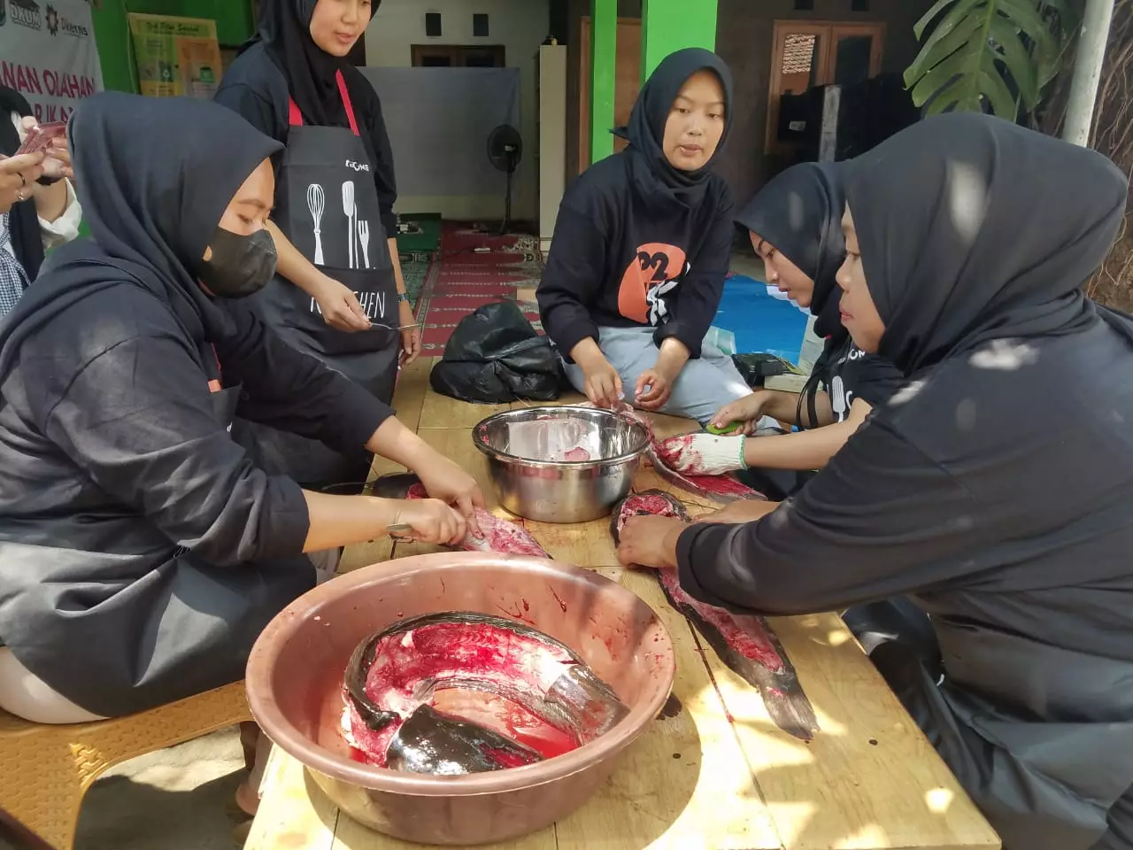 Warga di Lokus P2WKSS Duser Dilatih Membuat Surimi