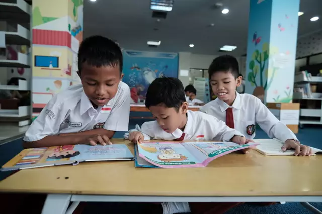 Kunjungi Perpustakaan Umum Kota Depok, Siswa SDN Pancoran Mas 01 Dikenalkan Fasilitas dan Koleksi Buku