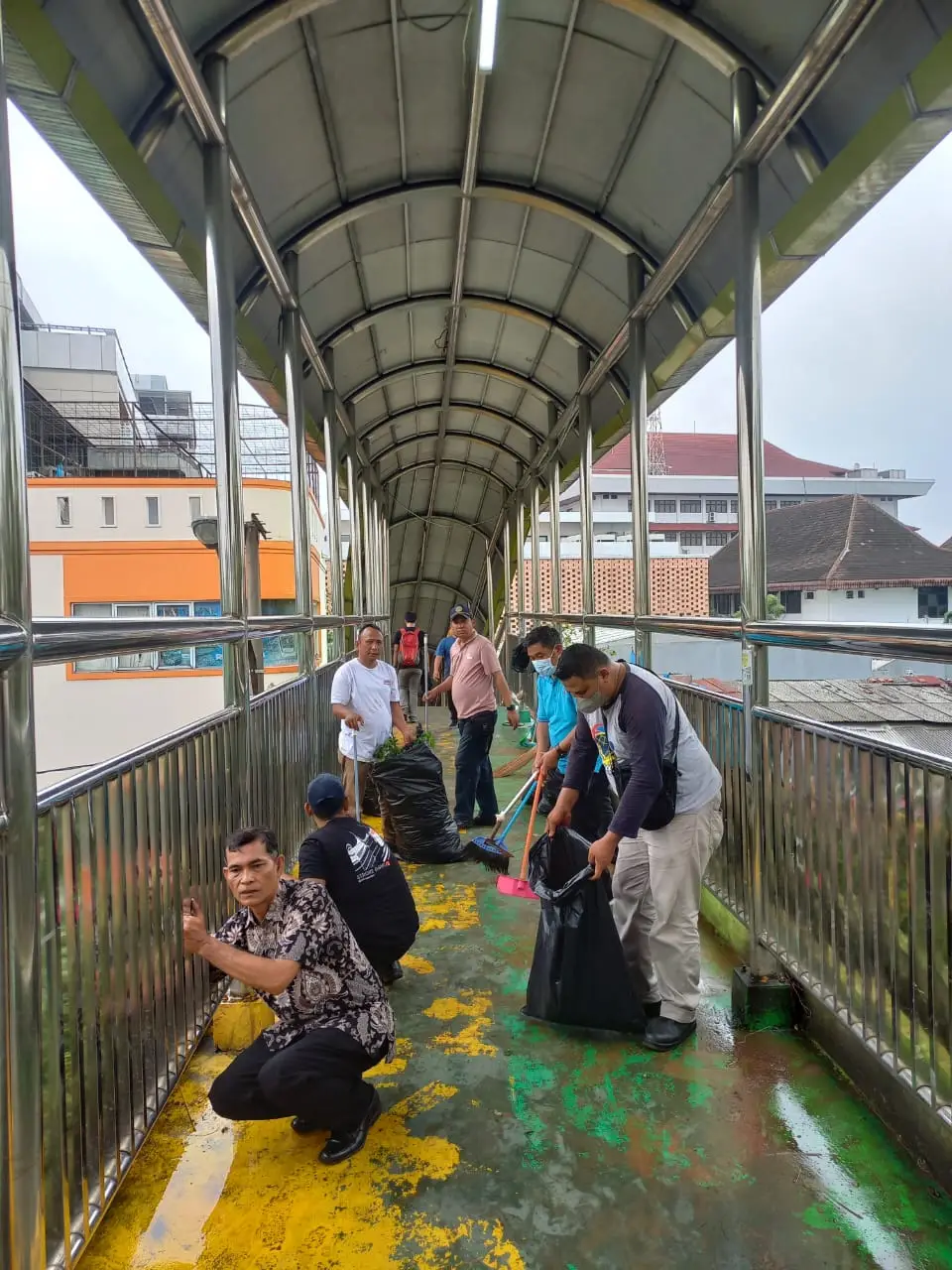 Dishub Depok Gerak Cepat Bersihkan JPO Margonda, Pastikan Kini Kondisinya Aman dan Nyaman