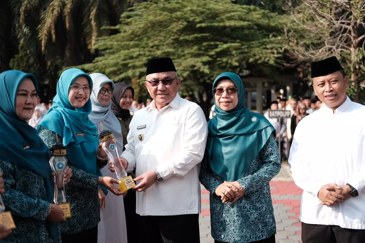 Wali Kota Depok Serahkan Sejumlah Penghargaan Saat Apel Pagi