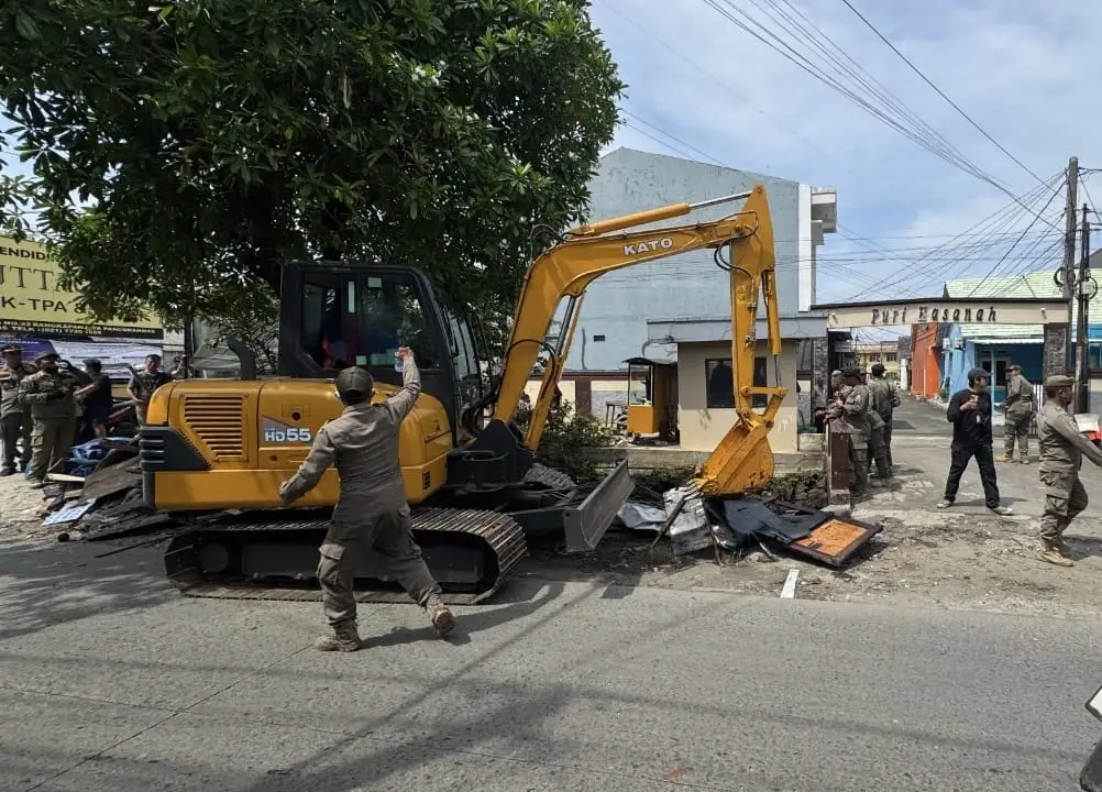 Gerak Cepat, Satpol PP Depok Kembali Tertibkan Puluhan PKL dan Bangli di Kali Licin