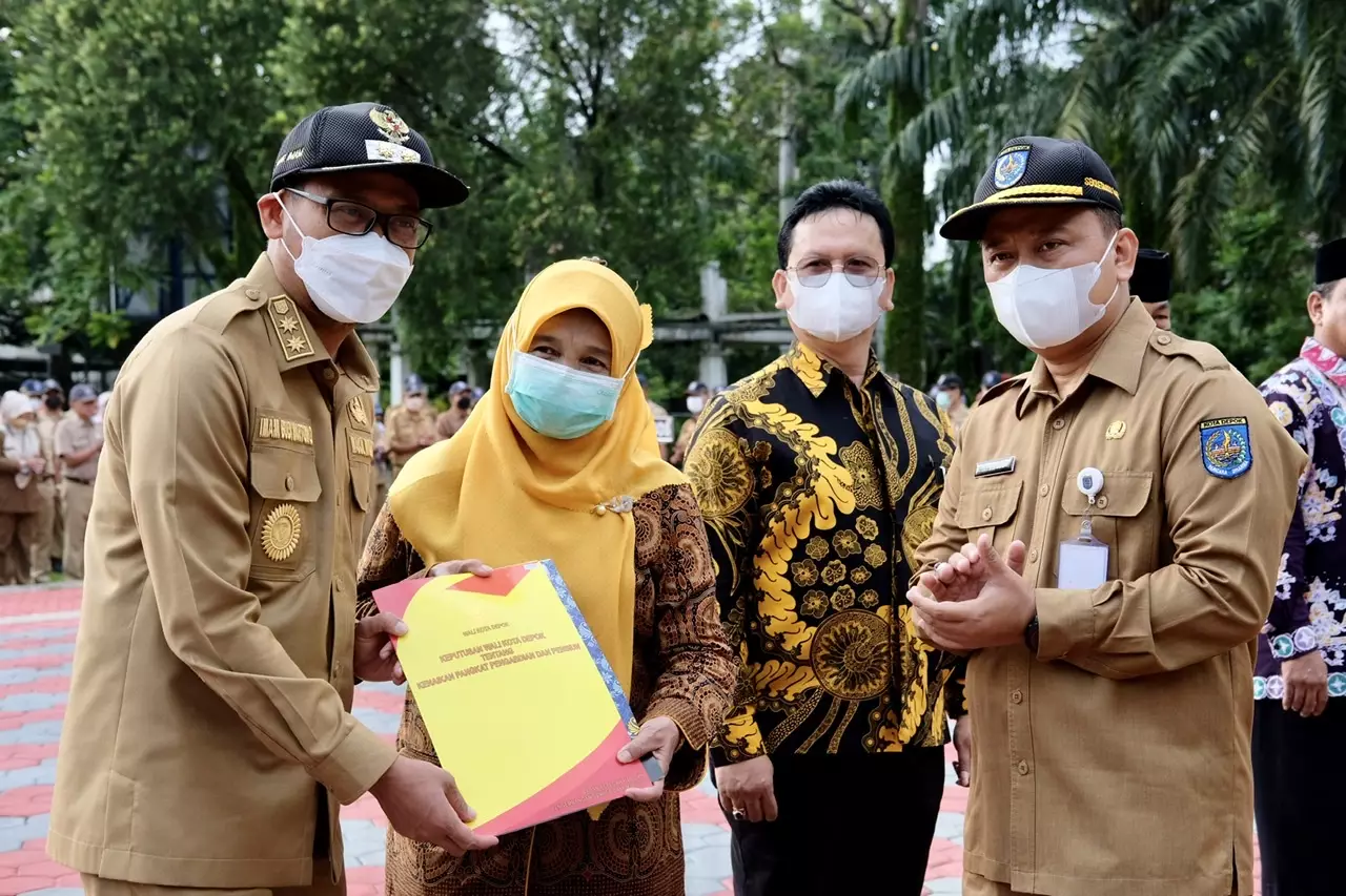 Wakil Wali Kota Serahkan SK Pensiun kepada Lima ASN