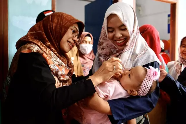 Bunda Elly Berikan Imunisasi Polio di Posyandu Aster Mekarsari