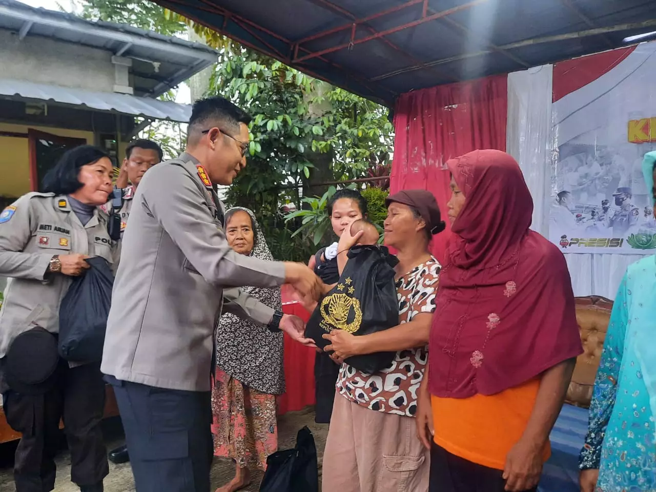 Polres Depok Bagikan Ratusan Paket Sembako Bagi Warga Panmas dan Cimanggis