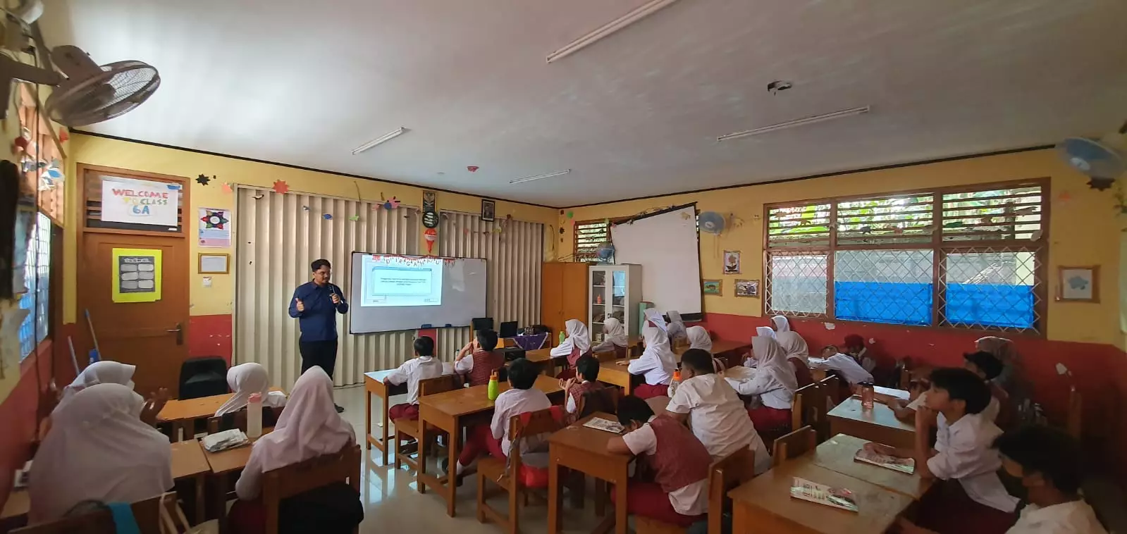 Mobil Edukasi Internet Disambut Baik Kepala SDN 2 Gandul
