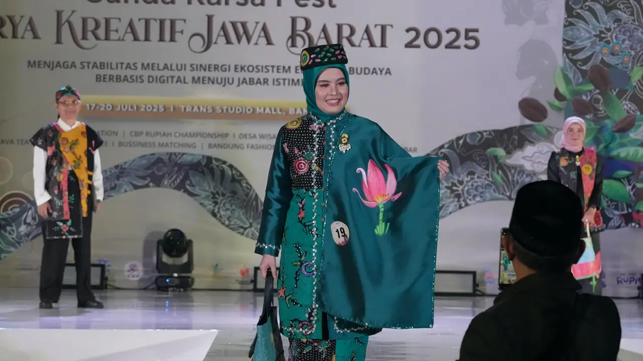 Cing Ikah Tampilkan Batik “Lingering of Flavor” di KKJB 2025, Harmoni Cita Rasa dan Tradisi Depok
