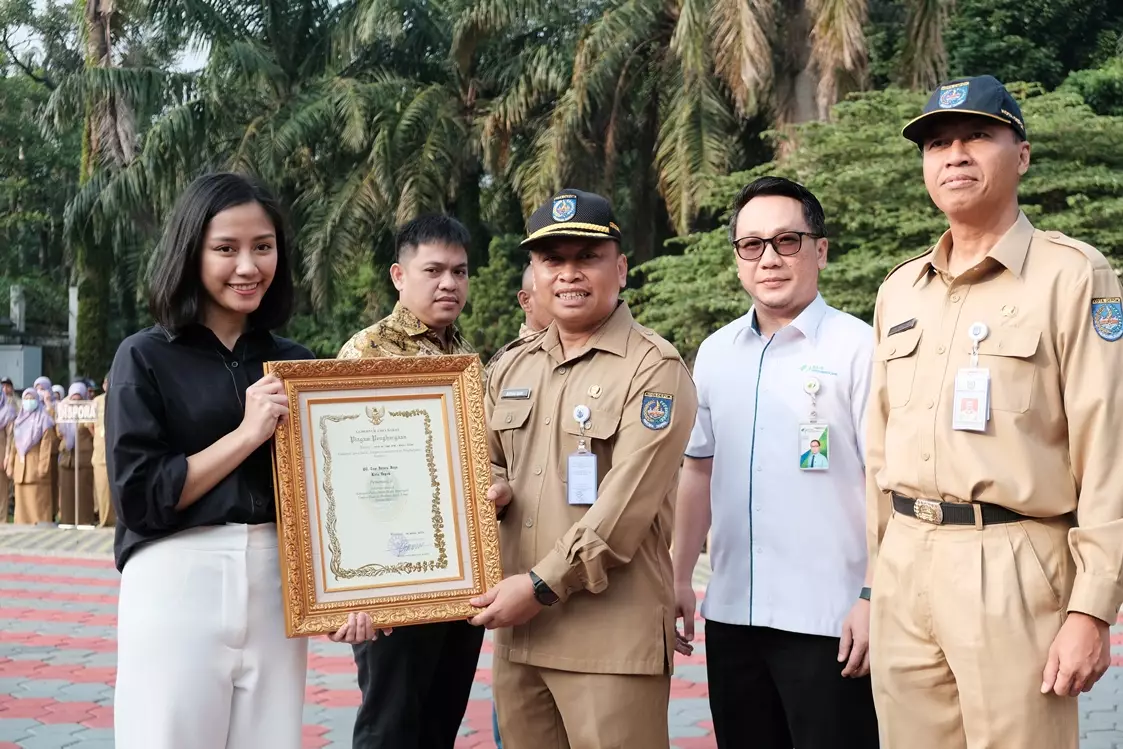 Sekda Depok Serahkan Piagam Penghargaan Paritrana Award dan Santunan JKM