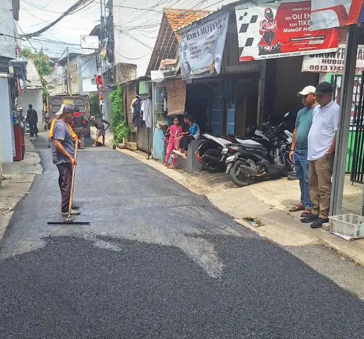 Pengaspalan Jalan Persatuan RW 03 Cinere Rampung
