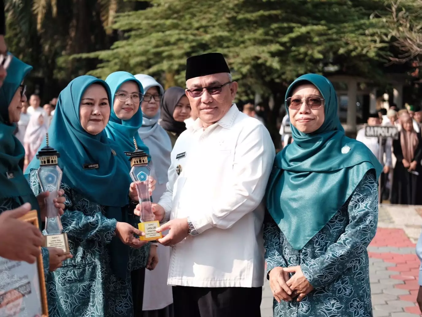 Ketua TP-PKK Cimpaeun Terima Piala Lomba Gagah Bencana LBS dari Wali Kota