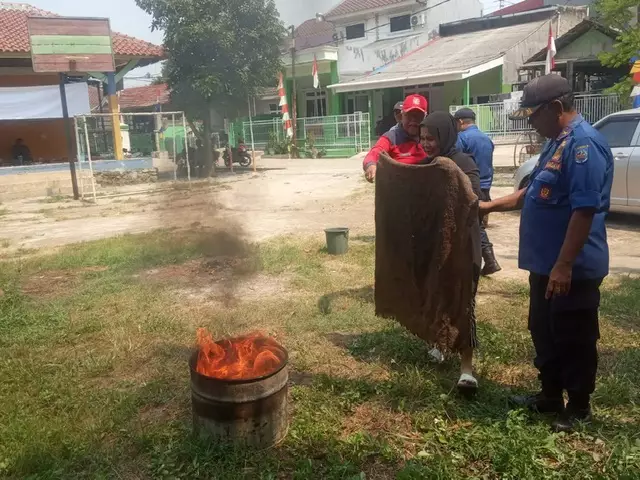 Damkar Depok Gelar Pelatihan Pencegahan dan Mitigasi Bencana Bagi Warga Sukamaju