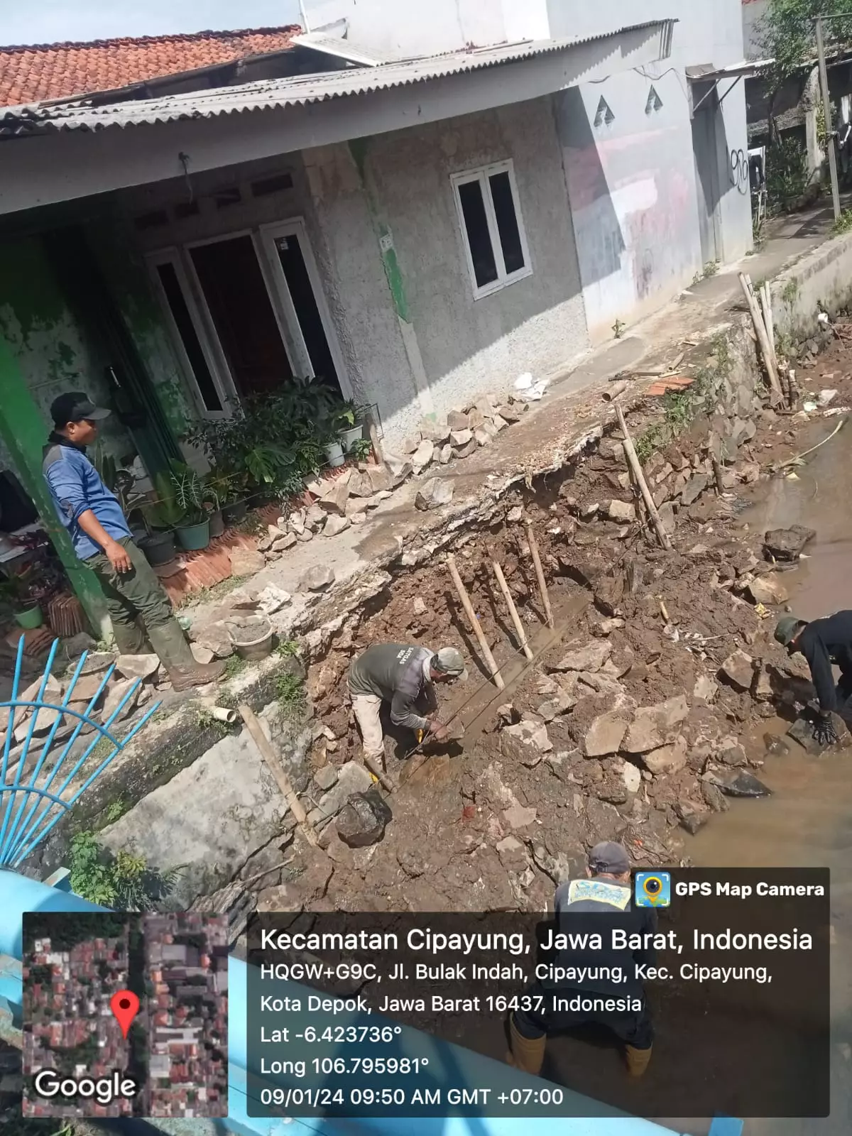 Terima Laporan Warga, Longsor Kali Cabang Barat Cipayung Langsung Ditangani DPUPR