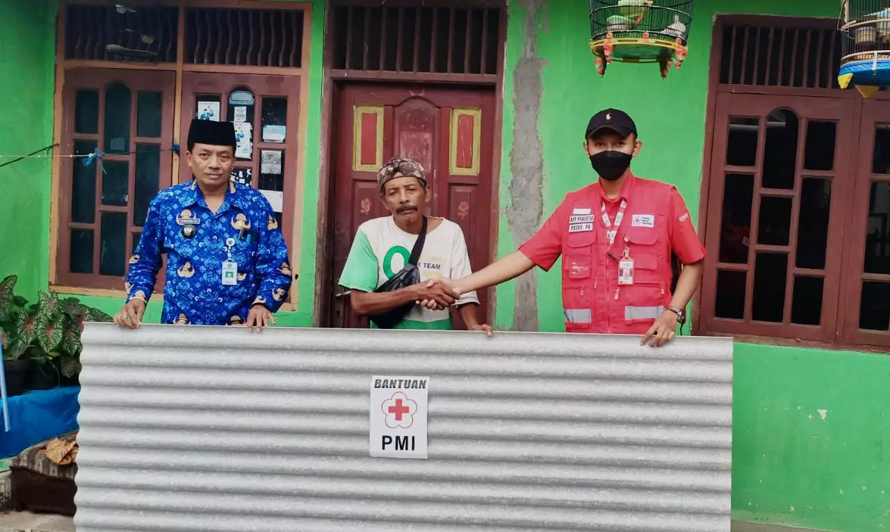 PMI Depok Berikan Bahan Bangunan Bagi Korban Puting Beliung