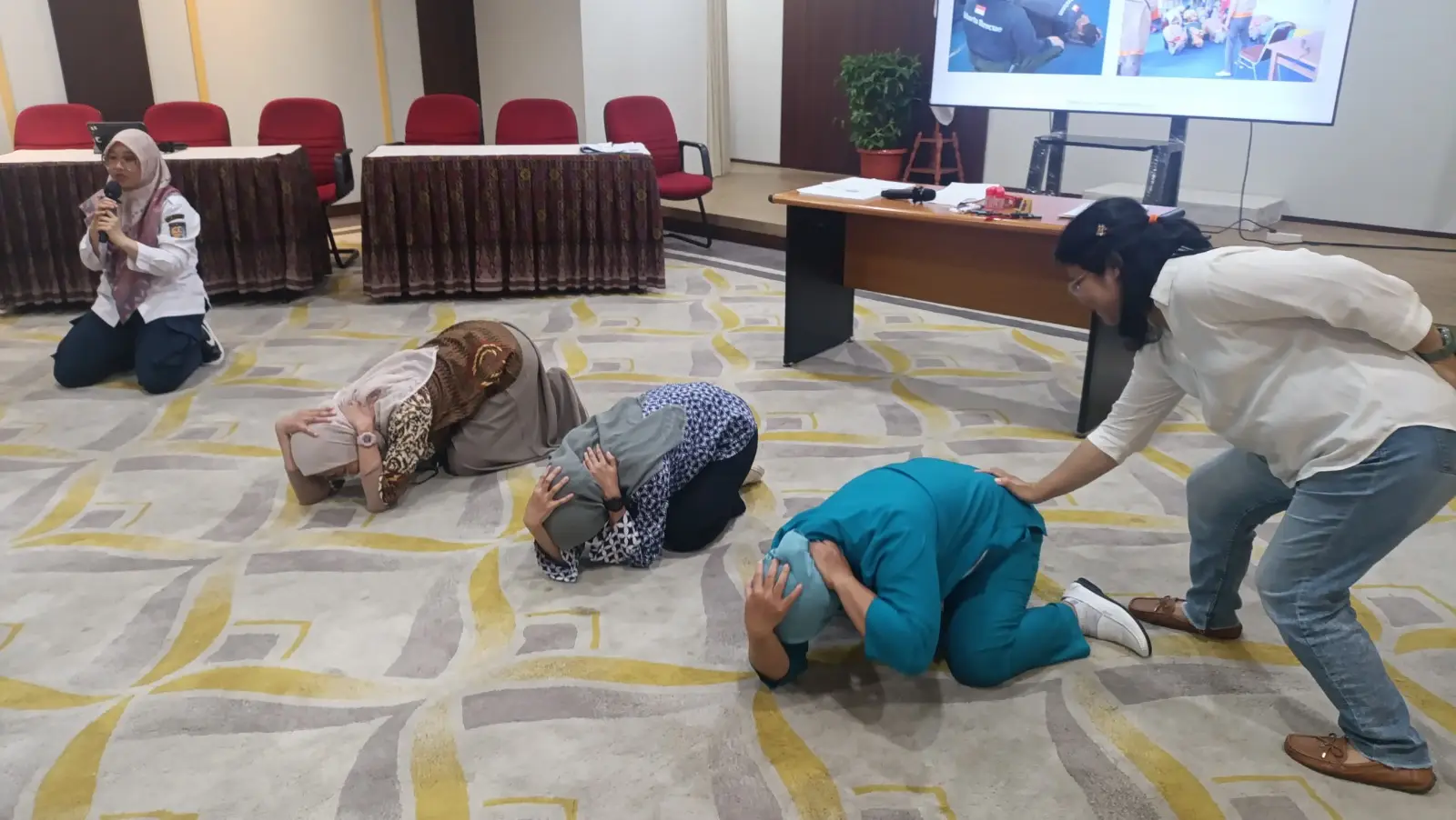 Damkar Depok Latih Karyawan RS Puri Cinere Hadapi Kebakaran dan Gempa