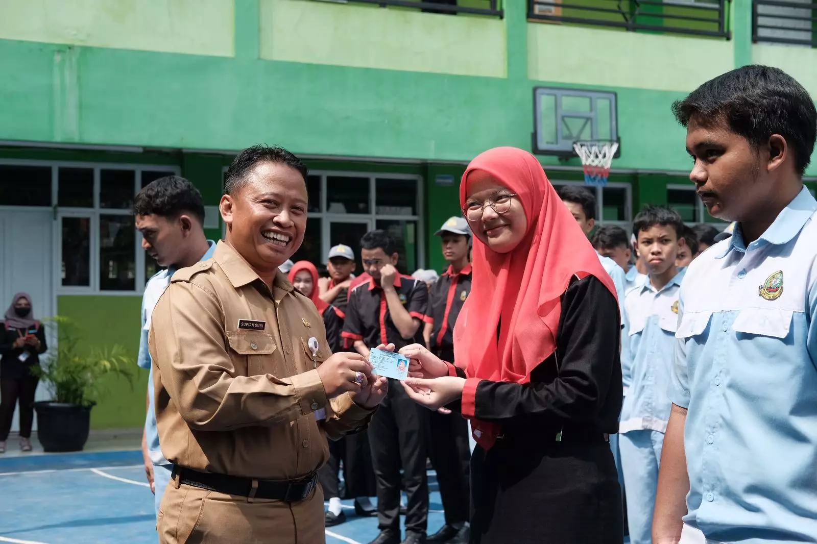 Sambangi SMK Citra Negara, Sekda Depok Serahkan E-KTP Kepada Siswa