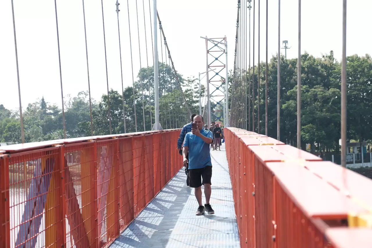 Ramai-ramai Warga Depok Jajal Jembatan Gantung Taman Albar