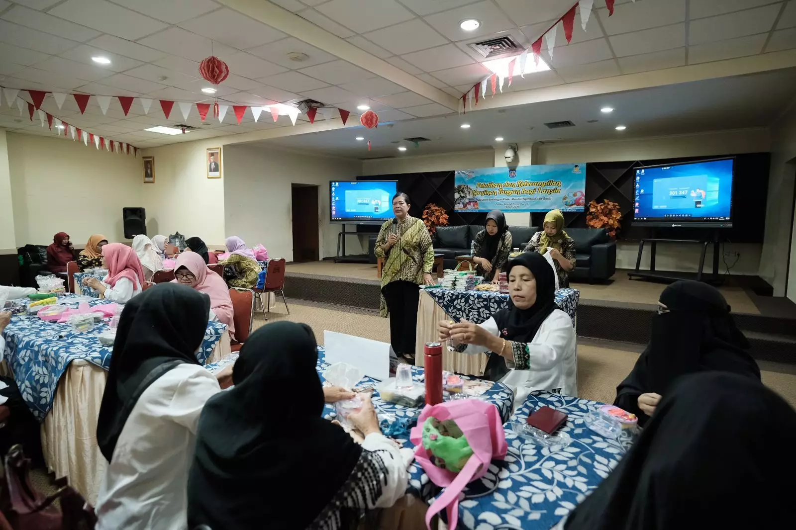 Peringati HLUN, Puluhan Lansia Ikuti Pelatihan dan Keterampilan Kerajinan Tangan