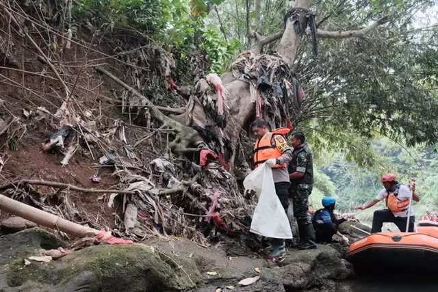 Peringati HUT ke-79 TNI, Kodim 0508/Depok Gelar Aksi Bersihkan Sungai Ciliwung