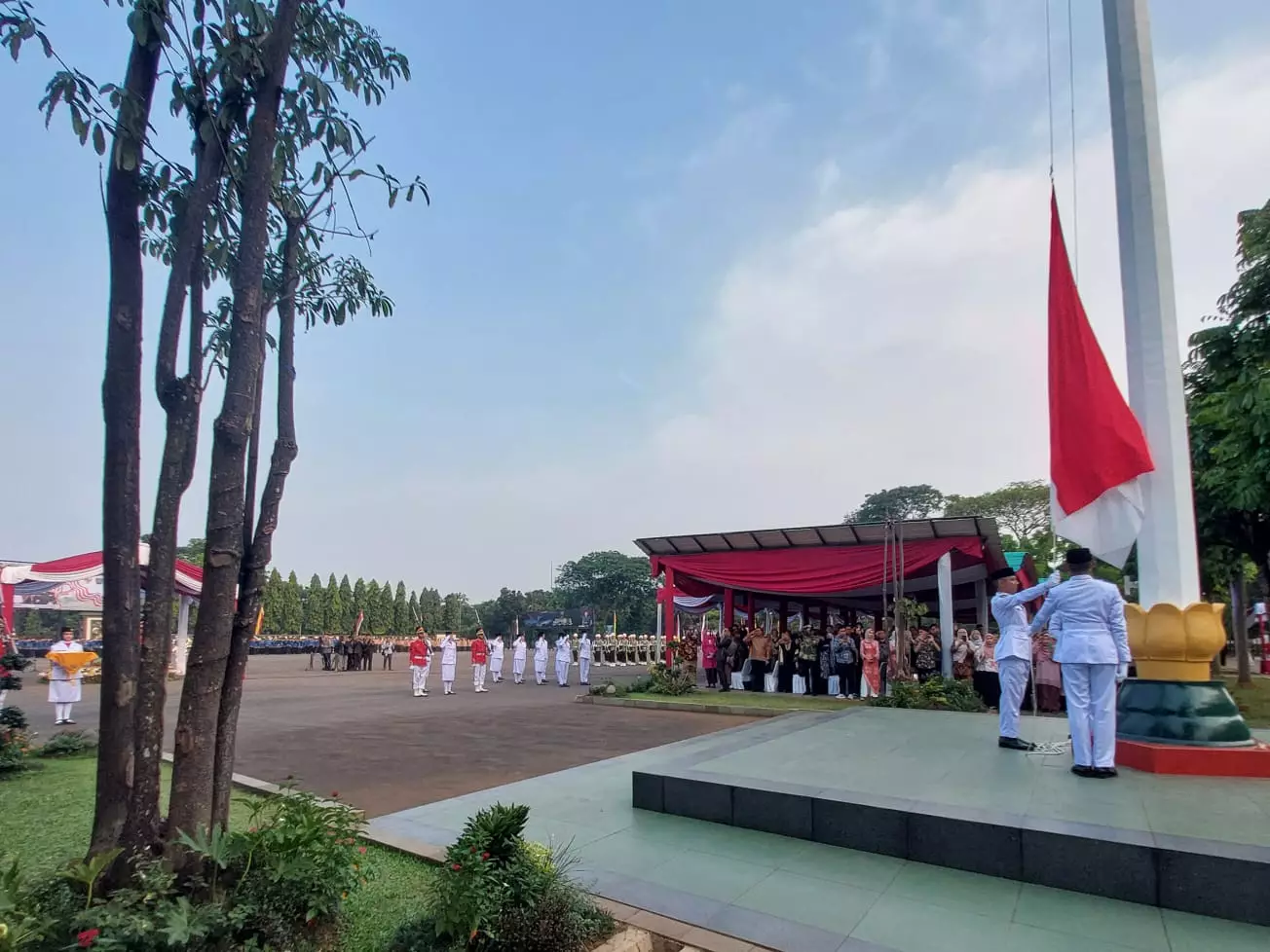 Penuh Hikmat, Wakil Wali Kota Depok Pimpin Upacara Penurunan Bendera HUT ke-79 RI