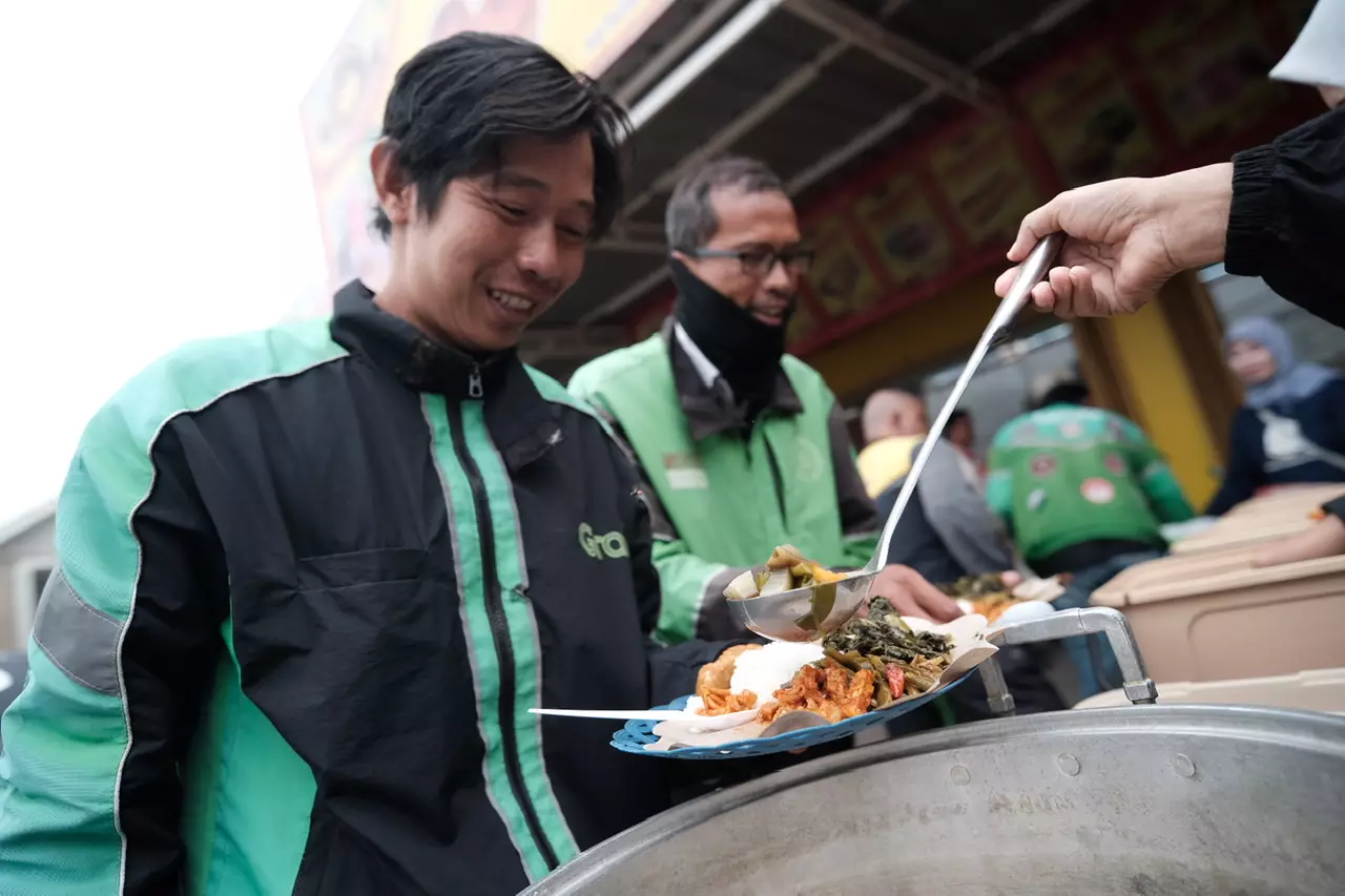 Warga dan Ojol Makan Gratis di Kelurahan Gandul