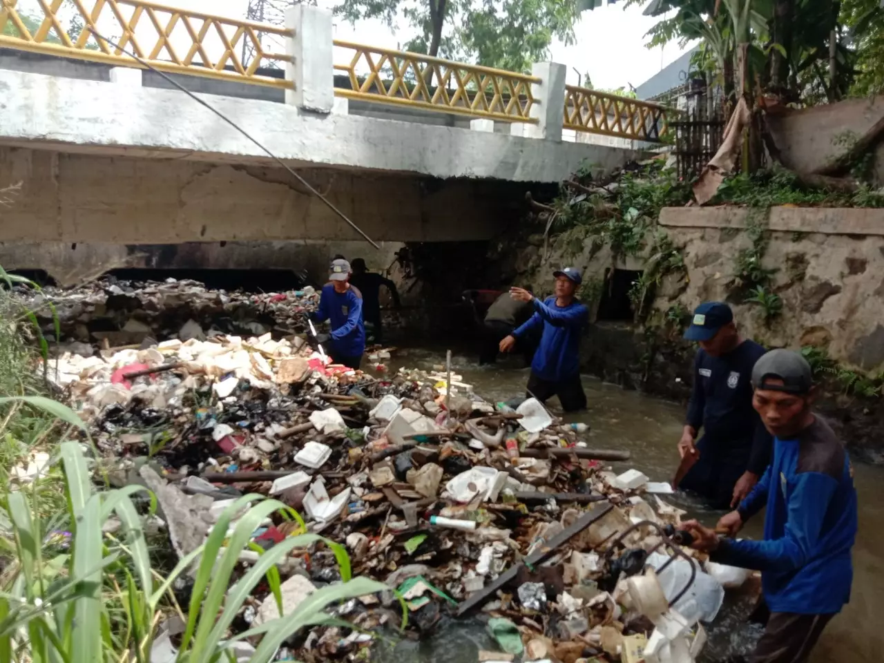Satgas DPUPR Depok Angkut Sampah di Kali Cabang Tengah Dipo
