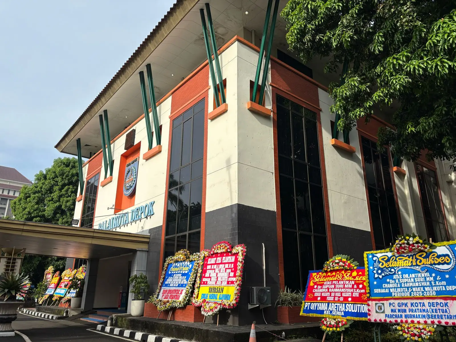 Karangan Bunga Penuhi Balai Kota Depok, Sambut Wali-Wawalkot Depok Baru