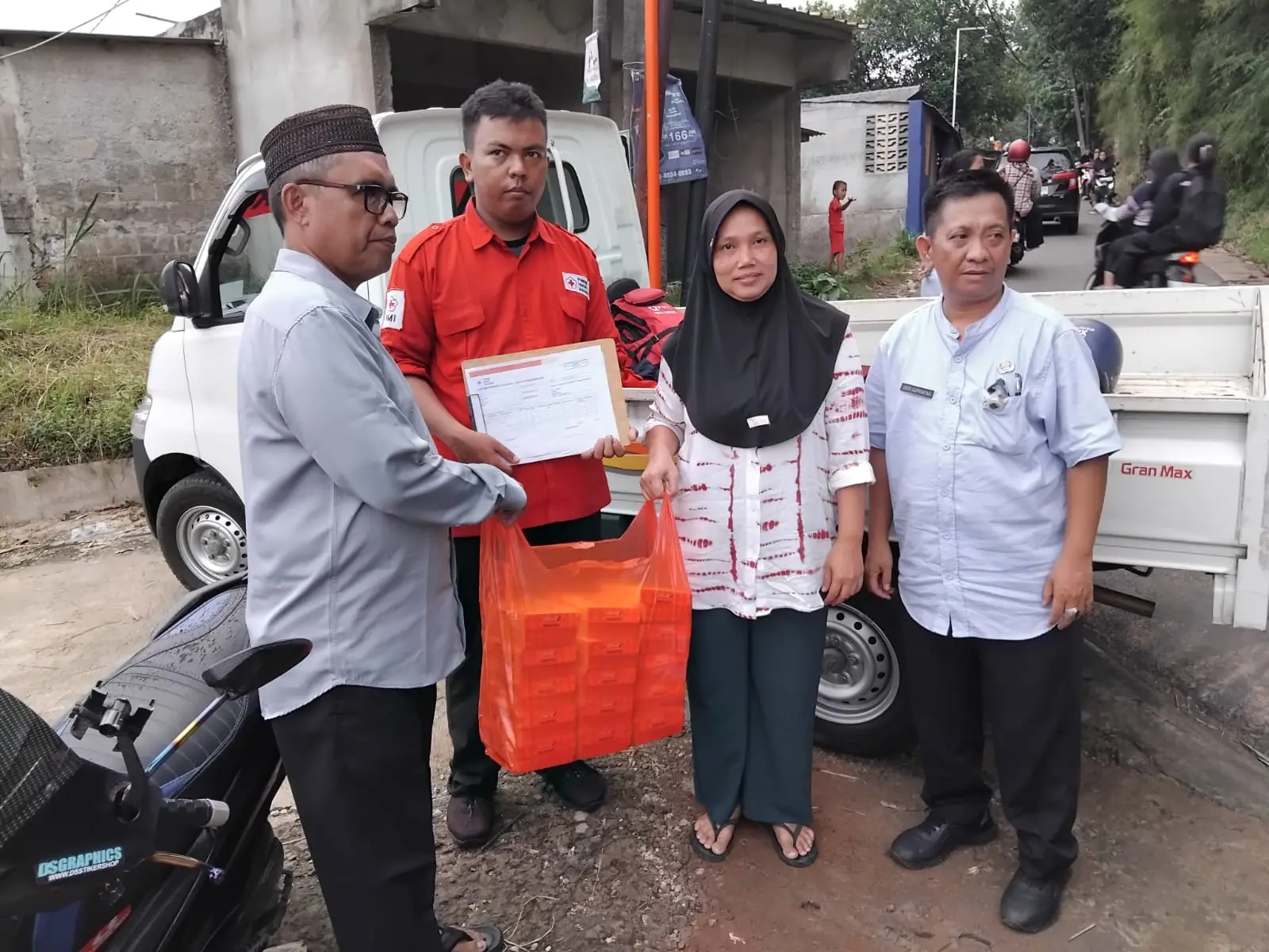 PMI Depok Bagikan 857 Nasi Box ke Korban Banjir